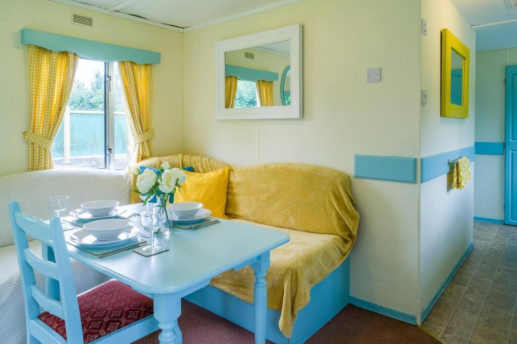 Wind In The Willows: Sleeps 4, Kitchen, Bathroom, Lounge, Wifi Napton on The Hill ภายนอก รูปภาพ